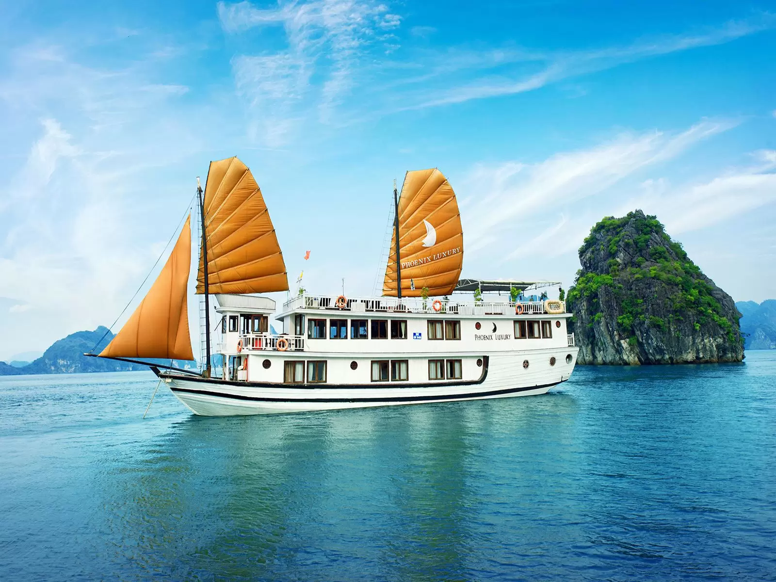 Explore Bai Tu Long Bay